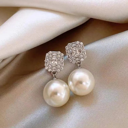 Pearl earring with zirconia