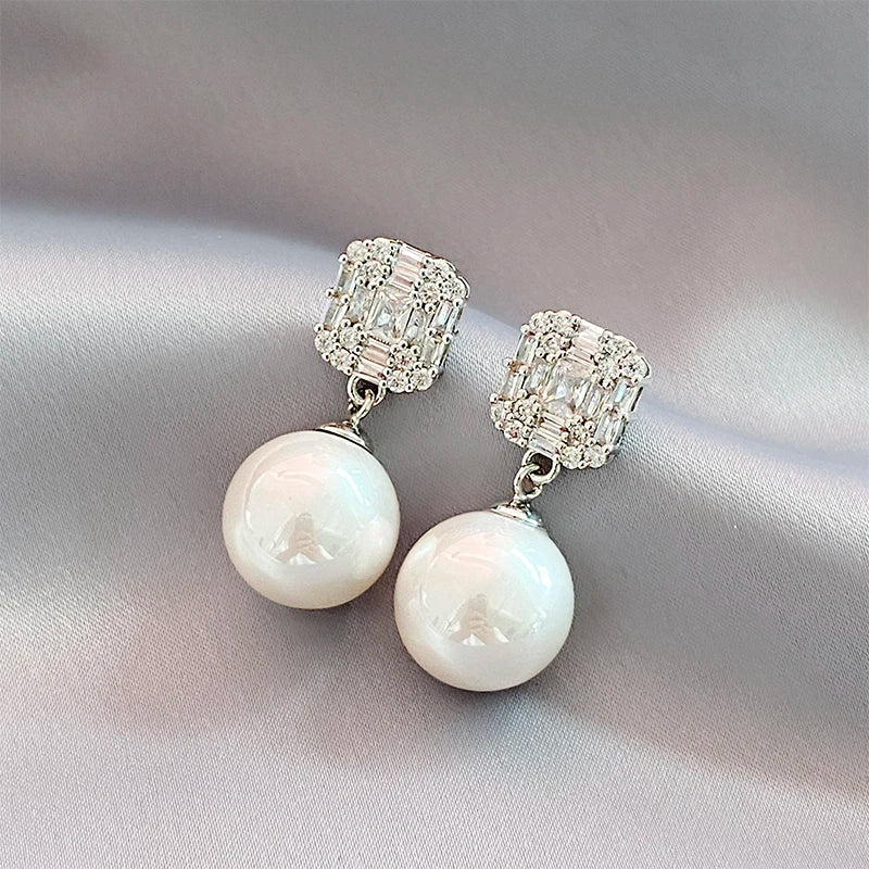 Pearl earring with zirconia