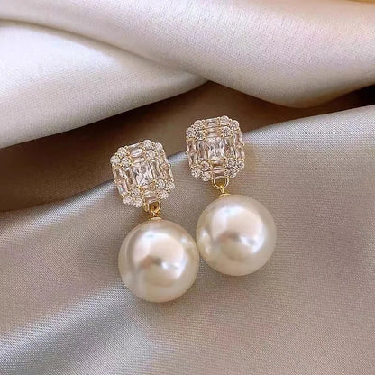 Pearl earring with zirconia