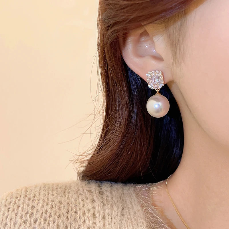 Pearl earring with zirconia